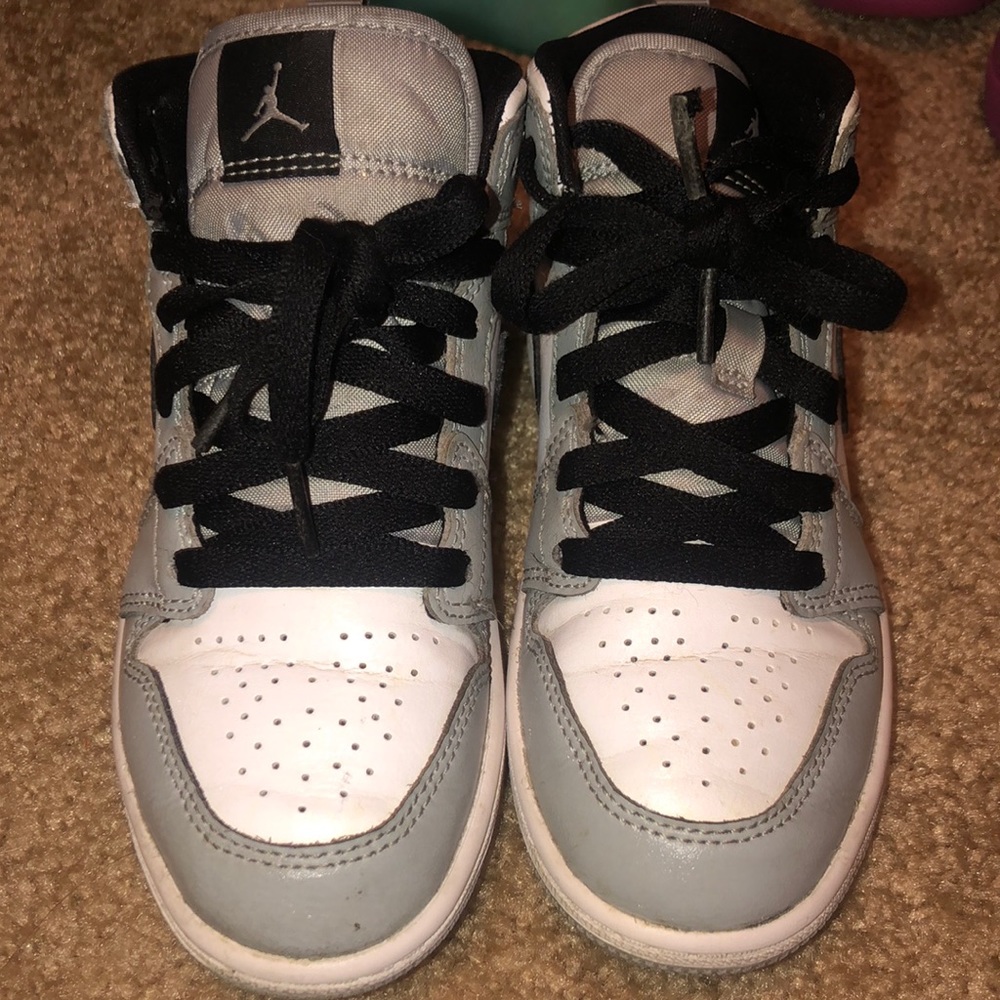 Jordan 1 Mid PS “Light Smoke Grey”